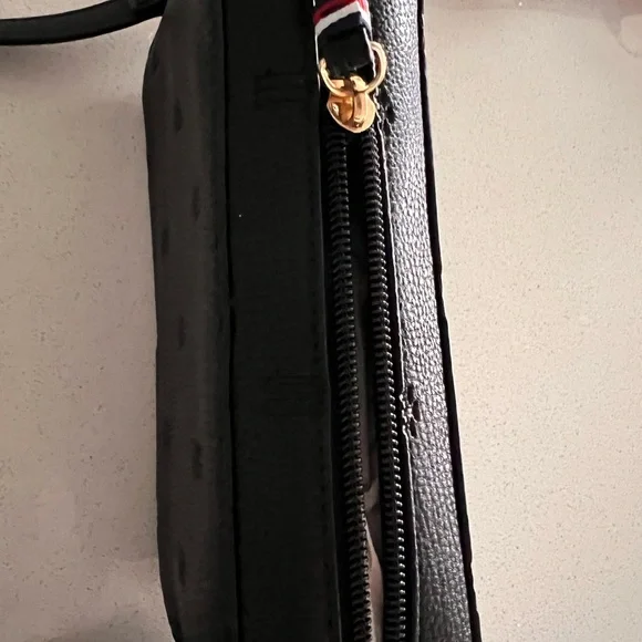 Tommy Hilfiger Women's Camera Crossbody Bag - Black Faux Leather Embossed Logo - Picture 5 of 11